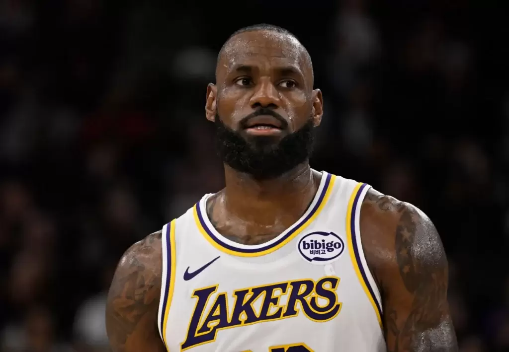 Miami Heat mistake sends LeBron James rumors into overdrive